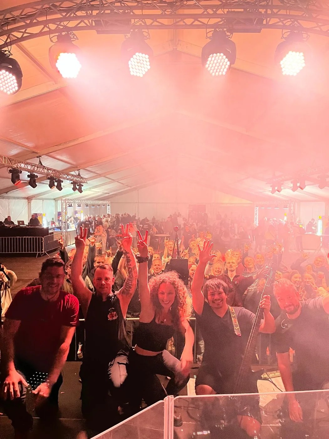 Live-Auftritt von BackUp mit Gitarren und Schlagzeug