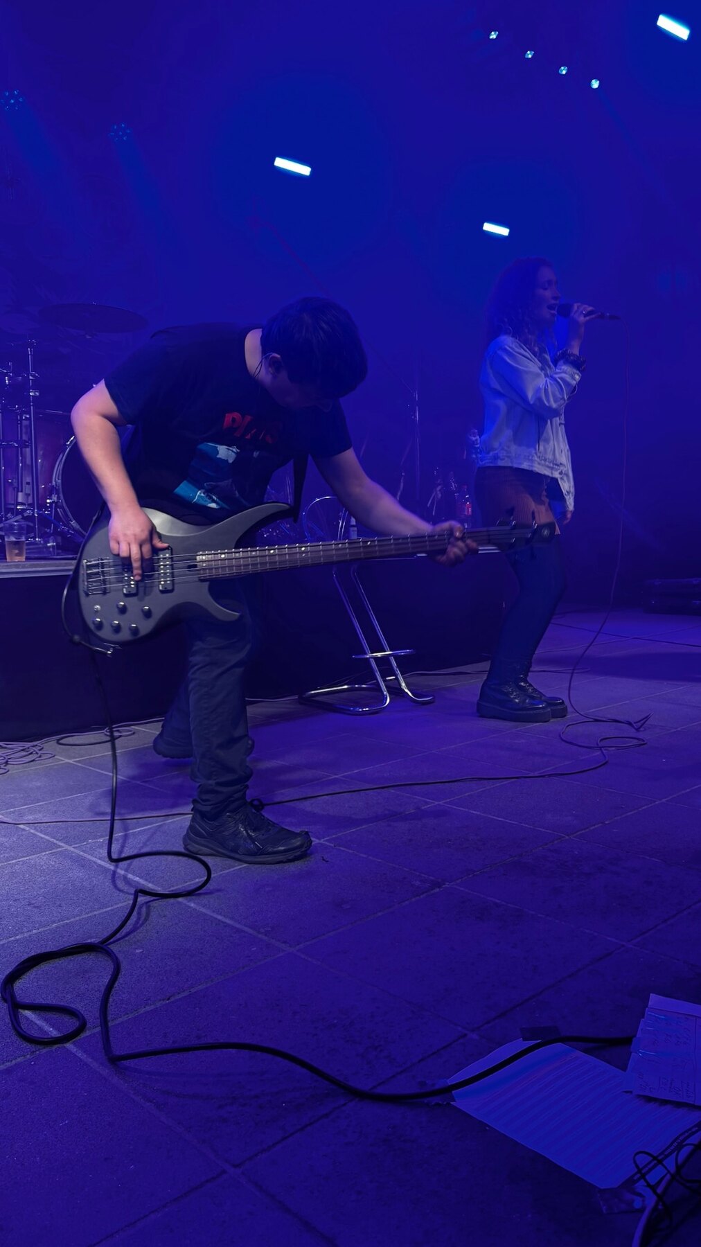 Bass und Gesang von BackUp im blauen Bühnenlicht