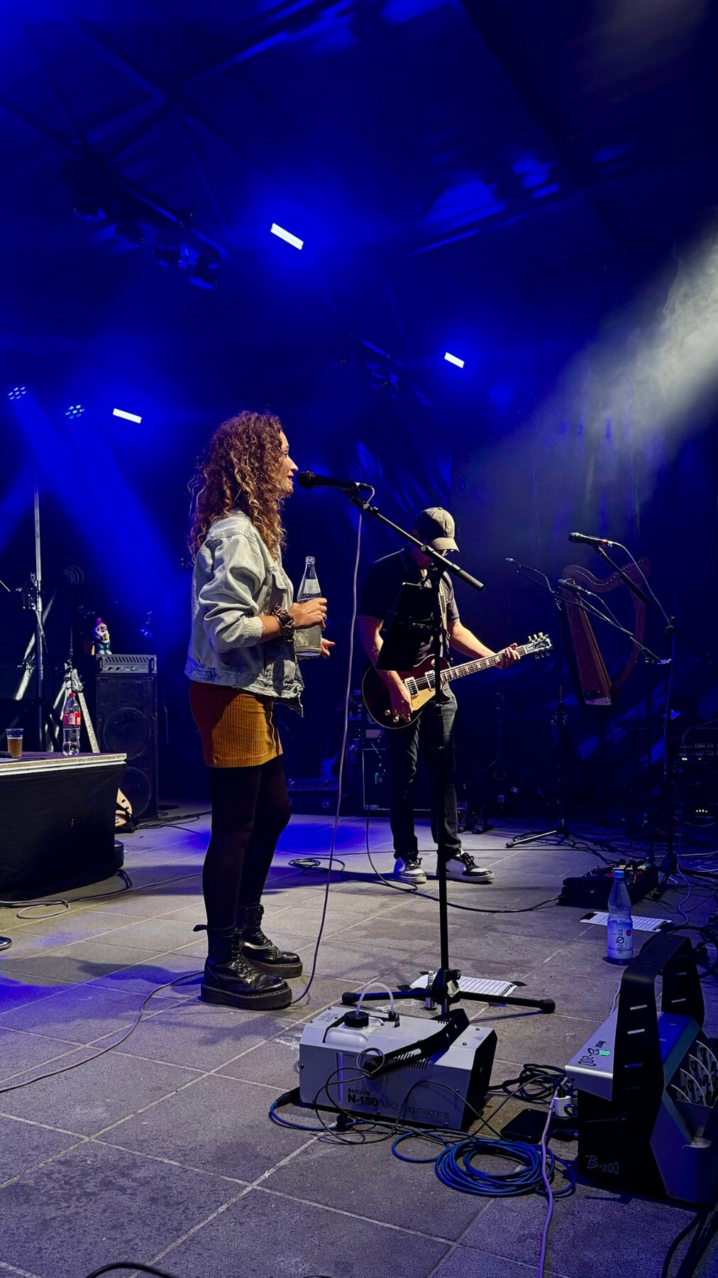 Gesang und Gitarre von BackUp während eines Auftritts